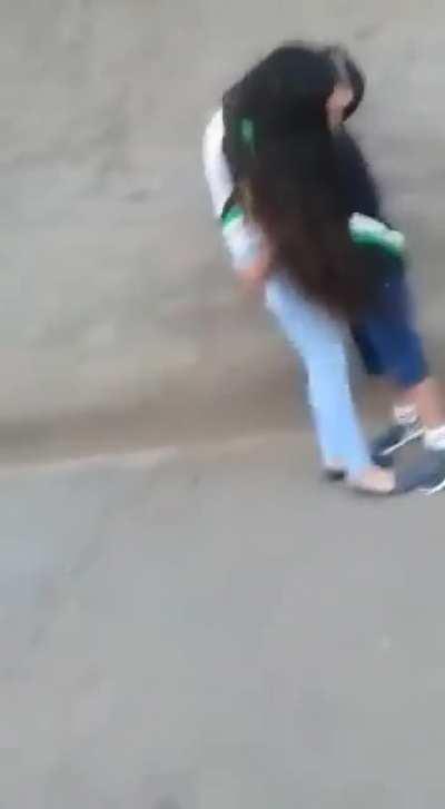 Eu peguei na bunda dela, Grr..