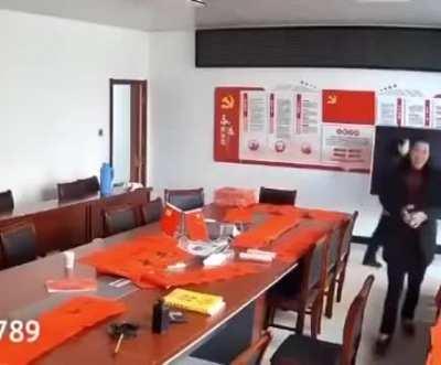 洼地党员风采：刚准备脱裤子发现摄像头没关