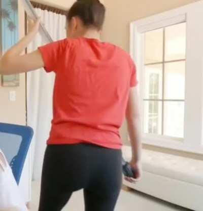 Roni's cute little butt in black leggings 🍑🥵🤤