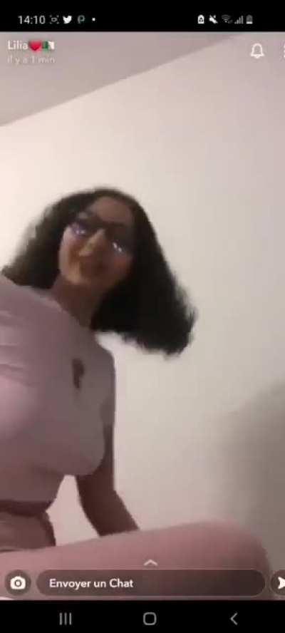 Qui aurait des truc sur elle svp