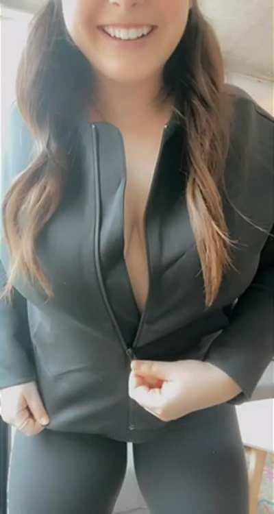 Chubby girls always have the best reveals! You never know what you’ll get under their clothes!