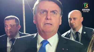 Trabalhar para pagar as férias do Bolsonaro. Bolsonaro sobre seus gastos nas férias: ''mas eu vou assim mesmo. Ah, gastou dois milhões nas férias. Vai ter mais ferias ainda para ser gastas. Fique tranquila.PQ eu não posso sair com 20 pessoas, aí vou ficar