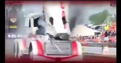 Хорошо, что движок не под кабиной 😂