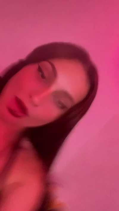 Use an emoji to describe these tits