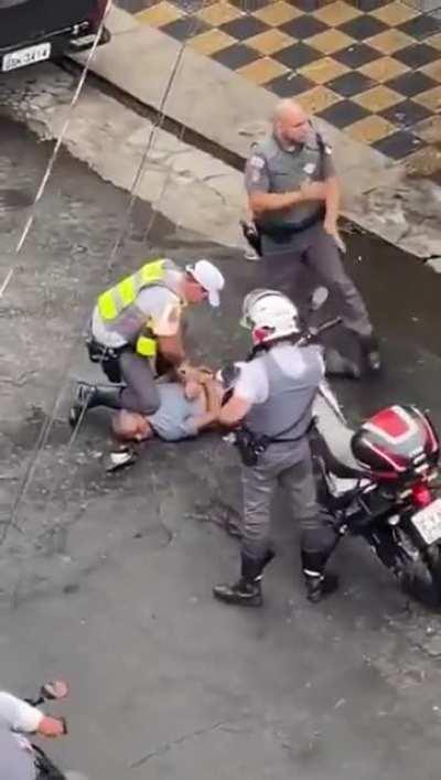 Idiot threatens people with a knife. Idiot gets immobilized by police. (Brazil)