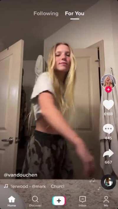 @vandouchen. Small slip then big slip when she swings her arm