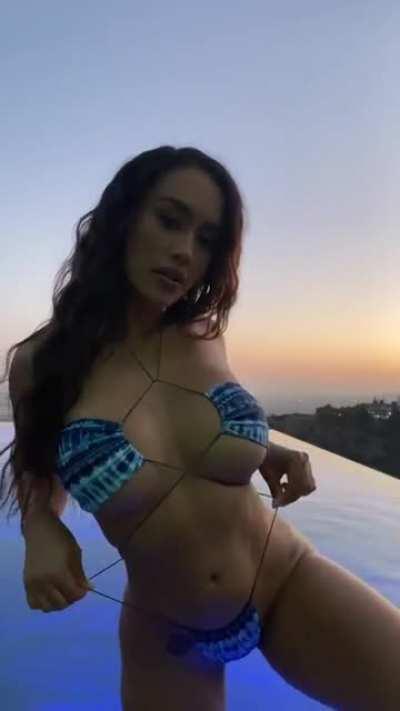 At the swimming pool, in the evening... (Beautifuuuuul Vid)