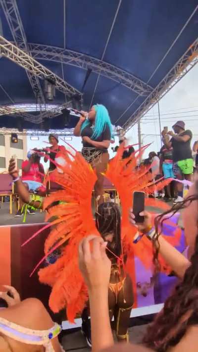 If yuh doh have a ring gyal bend fi di camera 🎶 (📷:@mrepictt)