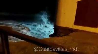 Derrumbe de una casa en la costanera durante una fuerte sudestada en Mar del Tuyu