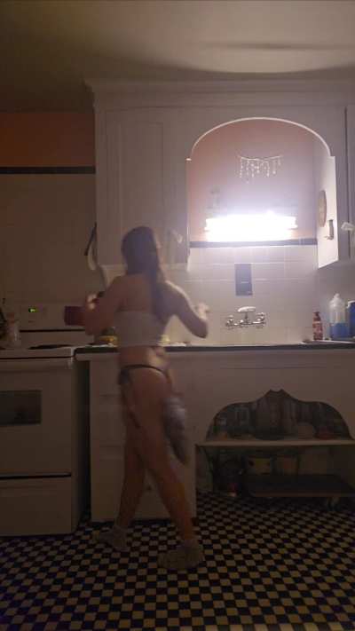 Tails belong in the bedroom & the kitchen <3 