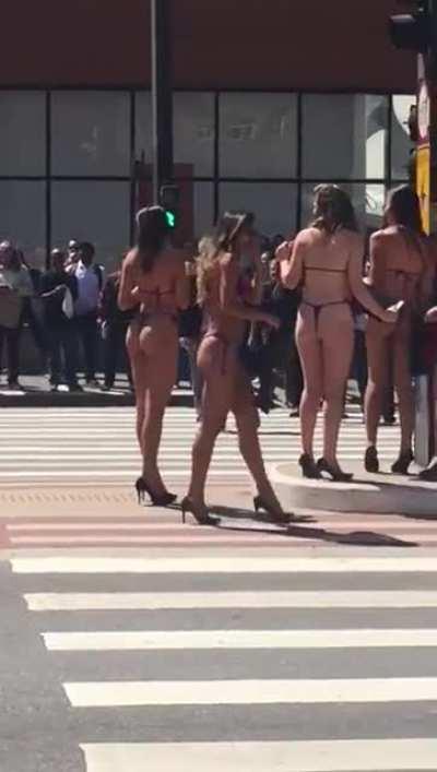 A hipnose do brasileiro por mulheres de biquínis fazendo sucesso internacional