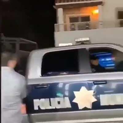 Letting it off in front of the Mexican cops with no worries in the world .. in the street at that. Lawless ... im sure you cant always get away with this 🤷‍♂️😂