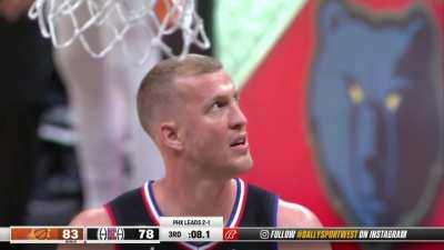 [Highlight] Suns try to foul Westbrook coming off the screen instead Plumlee gets called for the offensive foul