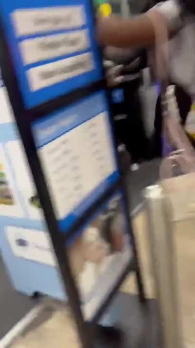 A man decided to go naked in the middle of a shopping center, and the people around weren’t having it.