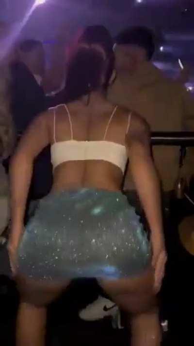 A mocinha de família tradicional, mostrando sua bundona de forma conservadora. 