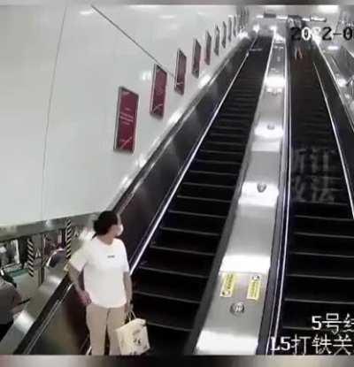 Woman decided to transfer her suitcase down the escalator on its own