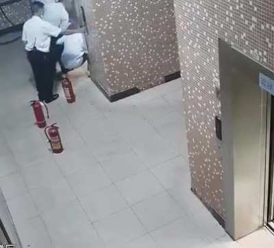 Person brings the E-Bike Battery into the Lift. When the Lift Closes, the Electro-Charge of the Battery turns the Whole lift into a Magnetic field Battery.