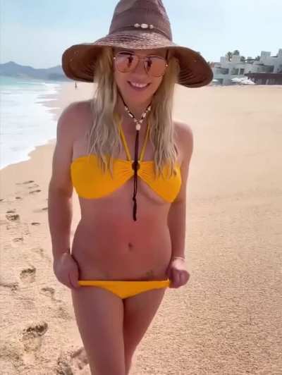 Britney + bikini = me bricked up 🤩