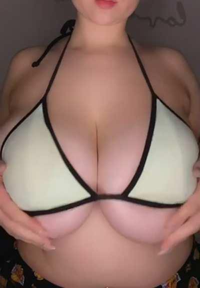 My bikini top is hanging on for dear life 🥵