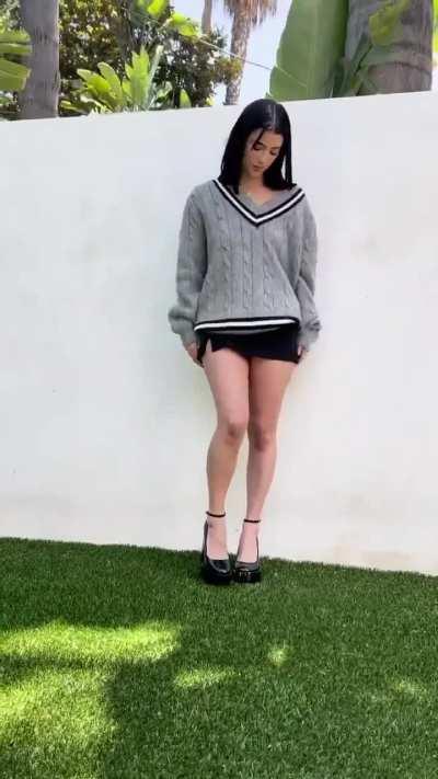 Just want to lick every inch of those perfect legs😵‍💫