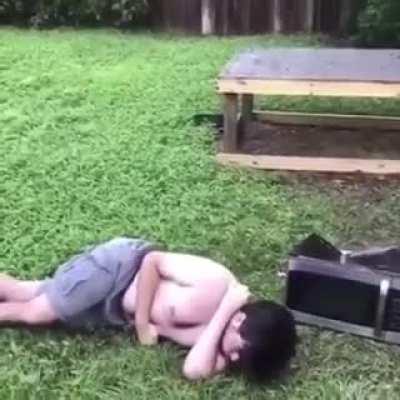 Quebrei meu micro-ondas cromado