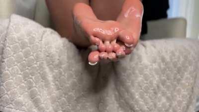 White Toes 🤍 Oily Soles & Lotion JOI 👀🧴