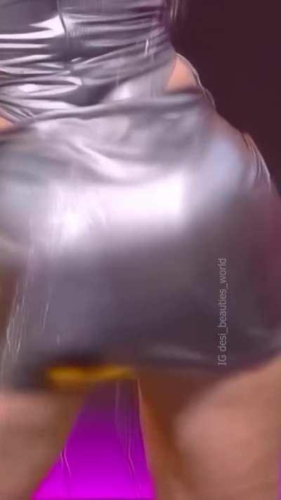Nora Fatehi twerking has perfect ass