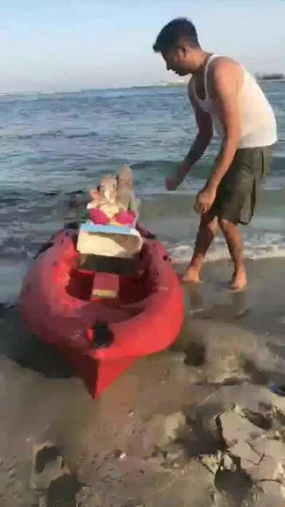 Remember just last week a video of a Muslim woman in Bahrain went viral in which she was breaking the idols of Ganapati Bappa. Divya Pandey went to Bahrain from Dubai..took all those idols from that store..and what happened then you see in the video... Ba