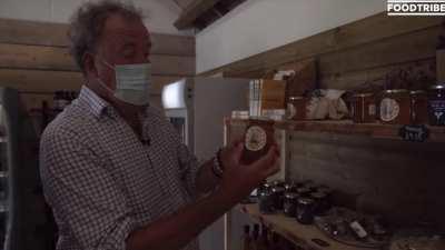 Rare footage of a primate communicating.