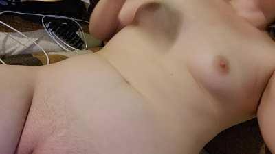 Hi guys I'm Ali a 20 yo brat who loves cock💞 Join my OF to see B/G and SOLO content💞 Custom photos and videos avalibe 💞 Link below 👇