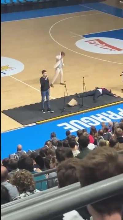 Pro nepřítomné na dnešním zahájení