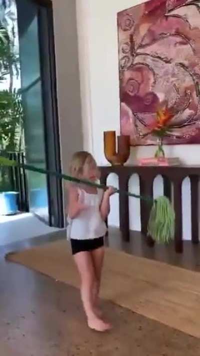 An Australian dad teaches his  daughter how to get big snake out of the house.