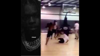 he know his lil thick ass ain’t supposed to be hooping🙄