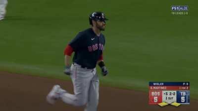 [Highlight] Martinez hits a 3-run shot to make it 8-5 for the Red Sox and put them in the lead!