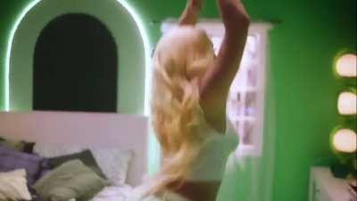 She looks beautiful 😍💚