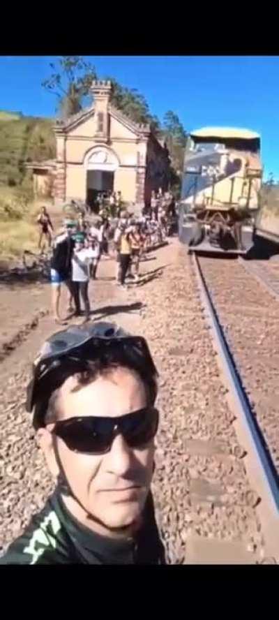 Lemme take a selfie with the approaching train