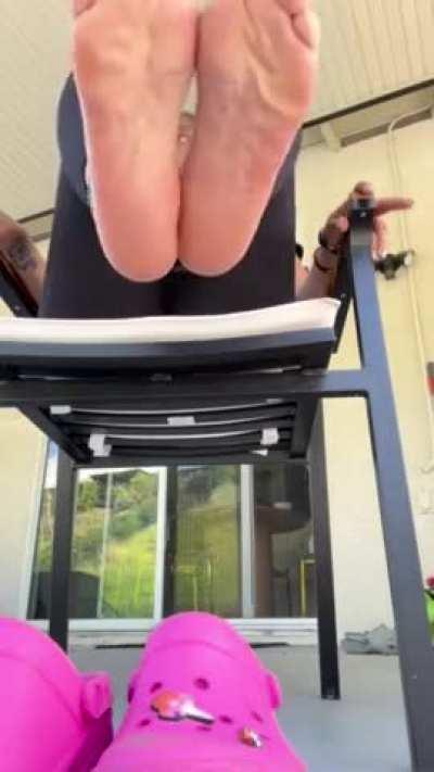 @MadRedSoles can I plz leave my load in those crocs? 🙇🏾🐊