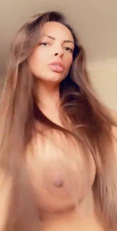 Sexy Babe With Huge Titties!!!