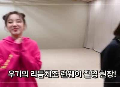 210115 - Yuqi being excited about meeting her idol