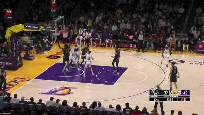 [Highlight] Russell Westbrook tries to pass it through traffic and ends up throwing the ball at Kevin Durant's head, Lakers come up with the score