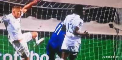 Consegui o vídeo corrido do lance do marega e acho que é uma agressão que acham?