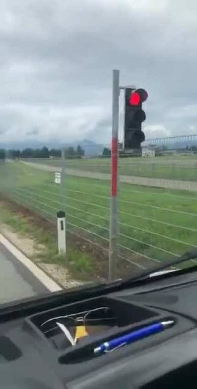 Ну давай, проедь на красный