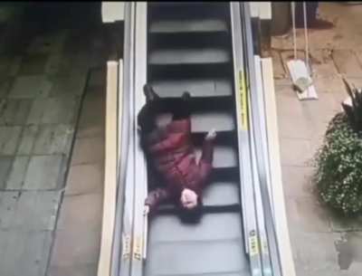 A woman fell in an escalator