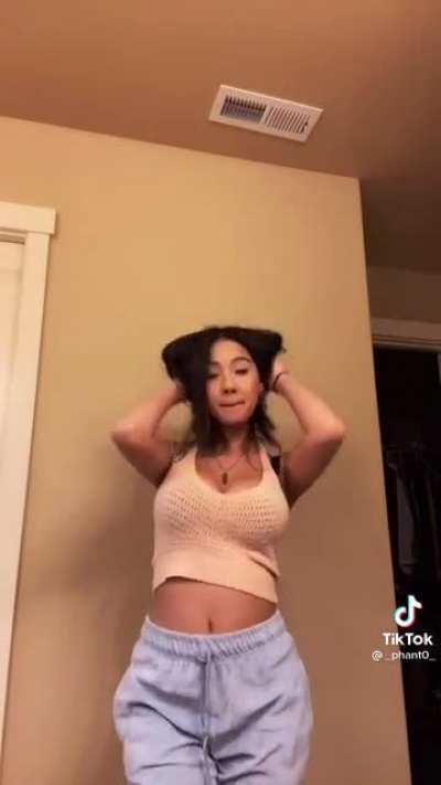 Put on my jewelry to go to the bodega