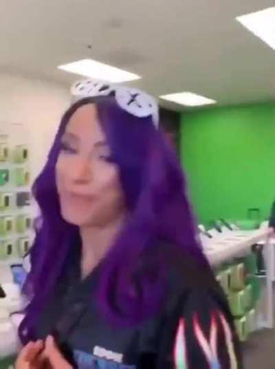 Sasha complementing her butt 😅