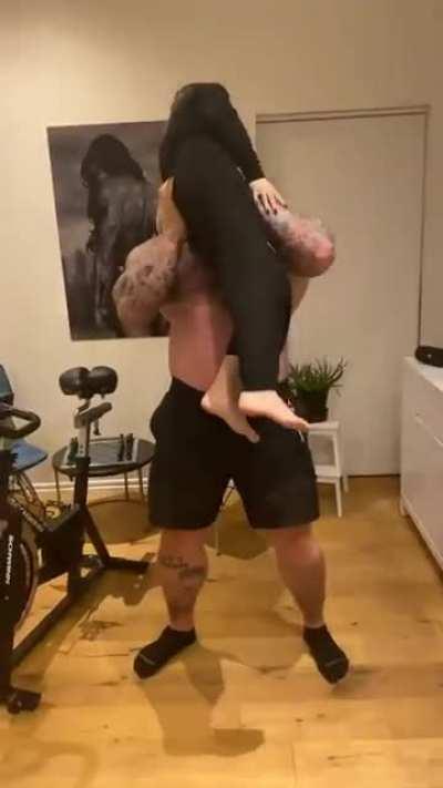 6ft9 Björnsson ('The Mountain') & 5ft2 Henson (his wife)