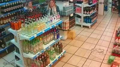 Dos chicas se robaron varias botellas de Absolut de un local comercial de Merlo