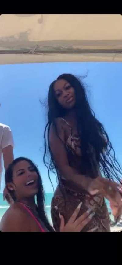 Jayda Twerking and feeling on her friends (having Fun)