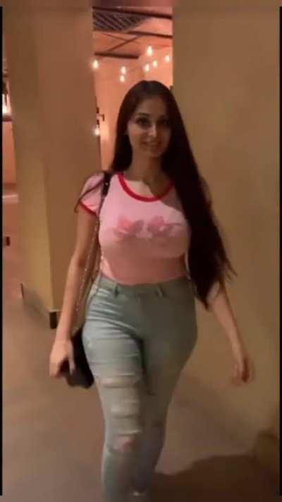 Jeez those titties 🍒