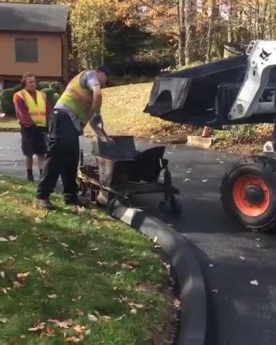 Placing asphalt curbs
